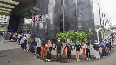 Solidarity action of KPK employees against terror, at the KPK Building, Jakarta, last Thursday./TEMPO/Hilman Fathurrahman W