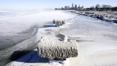 Danau Erie di Cleveland, Ohio, membeku saat terjadi polar vortex di Amerika Serikat, 31 Januari 2019./Reuters/Aaron Josefczyk