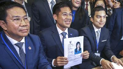 Partai Thai Raksa Chart saat mendaftarkan Putri Ubolratana Rajakanya sebagai calon perdana menteri ke Komisi Pemilihan Thailand/REUTERS/Bobby Yip