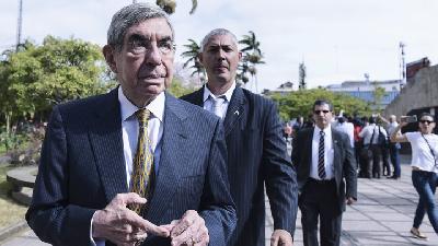 Oscar Arias di kantor pengacara di San Jose, 13 Februari lalu./REUTERS/Hazel Salazar