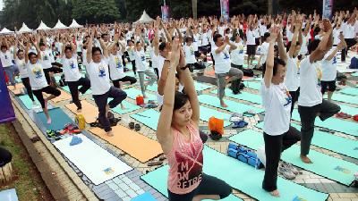 Senam yoga bersama dalam rangka memperingati Hari Yoga Internasional di Senayan, Jakarta, Juni 2015./Dok. TEMPO/M. Iqbal Ichsan