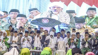 Presiden Joko Widodo didampingi Mustasyar Nahdlatul Ulama KH Ma’ruf Amin, Rais Am Pengurus Besar NU KH Miftahul Akhyar. ANTARA/ADENG BUSTOM
