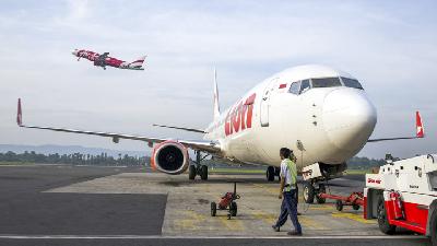 Pesawat AirAsia lepas landas di Bandar Udara Internasional Adisutjipto, Yogyakarta./ DOKUMENTASI TEMPO/STR/Suryo Wibowo