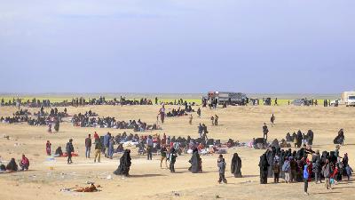 Warga sipil meninggalkan Desa Al-Baghuz Fawqani, Provinsi Deir Ezzor, Suriah, Selasa pekan lalu. Reuters/Rodi Said