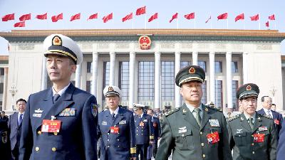 Delegasi militer Cina setelah menghadiri Kongres Nasional Rakyat Cina di Beijing, Senin pekan lalu. Reuters/Aly Song