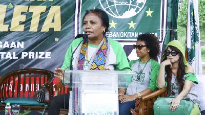 Aleta Kornelia Baun menyampaikan sambutan dalam acara Green Party yang diadakan Partai Kebangkitan Bangsa di Jakarta, Mei 2013./TEMPO/Fardi Bestari