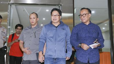 Robertus Robet (second from right) at the National Police Criminal Investigation Unit, Thursday last week./TEMPO/M Taufan Rengganis