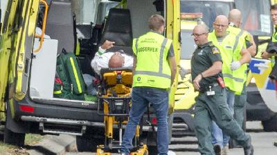 Evakuasi korban penembakan di Masjid Al-Noor di Christchurch, Selandia Baru, 15 Maret 2019./Reuters/SNPA/Martin Hunter