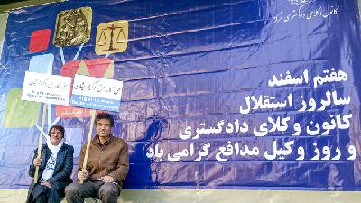 Nasrin Sotoudeh (kiri) di depan kantor asosiasi pengacara Teheran, Februari 2015./ hrw.org