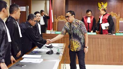 Ending Fuad Hamidy dalam sidang perdana pembacaan surat dakwaan di Pengadilan Tindak Pidana Korupsi Jakarta, Senin,11 Maret lalu. 