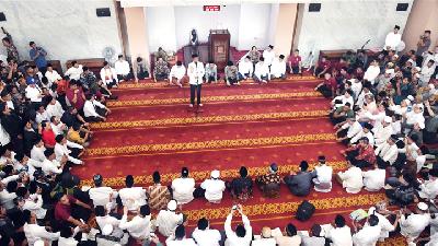 Presiden Joko Widodo  setelah memberikan sertifikat tanah wakaf di Masjid Raya Bani Umar, Tangerang Selatan, Februari lalu. ANTARA/Akbar Nugroho Gumay