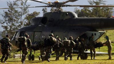 Prajurit TNI bersiap menaiki helikopter menuju Nduga di Wamena, Papua, 5 Desember 2018./ Antara/Iwan Adisaputra 
