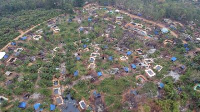 Foto udara Taman Hutan Raya Sultan Thaha Syaifuddin yang telah beralih fungsi dan dipenuhi kolam penampungan minyak.
