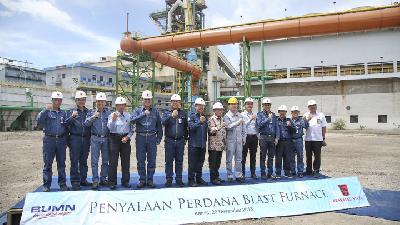 Direktur Utama Krakatau Steel Silmy Karim (berhelm kuning) saat penyalaan perdana blast furnace di Cilegon, Banten, Desember 2018./bumn.go.id
