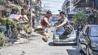 Tony Jaa (kiri), Tiger Chen, dan Iko Uwais dalam syuting Triple Threat. imdb