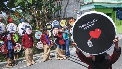 Aksi menyambut Pemilihan Presiden 2019 oleh mahasiswa ISI Surakarta, di Kampung Demokrasi, Solo, Jawa Tengah, 10 April 2019. ANTARA/Maulana Surya