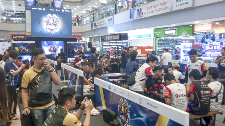 Mobile E-Sports Cup competition in Mangga Dua Mall, Jakarta, March 17./Tempo/Gabriel Wahyu Titiyoga
