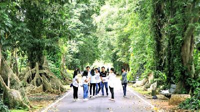 Visitors at the Bogor Botanical Garden, West Java, March 2017. TEMPO/Frannoto