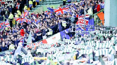 Pendukung Celtic dan Rangers dalam pertandingan derby di Celtic Park, Glasgow, 31 Maret lalu. REUTERS/Jason Cairnduff