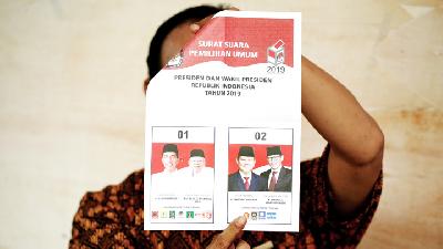 Petugas menunjukkan kertas suara pemilihan presiden kepada saksi dan masyarakat di Jakarta, 17 April 2019. REUTERS/Willy Kurniawan