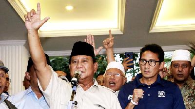 Prabowo Subianto dan Sandiaga Uno mendeklarasikan kemenangannya di Kertanegara, Jakarta, 18 April 2019. TEMPO/M Taufan Rengganis