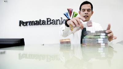  A teller at the PermataBank’s head office, Jakarta, March 2017./ TEMPO/Tony Hartawan