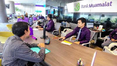 Aktivitas perbankan di kantor Bank Muamalat, Jakarta, September 2018./TEMPO/Tony Hartawan