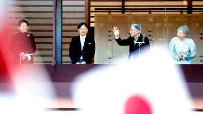 Kaisar Jepang Akihito (kedua dari kiri) dan Pangeran Naruhito (kedua dari kanan) di Tokyo, Januari 2019./ Reuters/Issei Kato