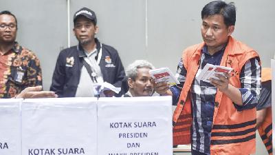 Bowo Sidik Pangarso at the polling station No. 12 in KPK Detention Facility, Jakarta, April 17./TEMPO/Imam Sukamto