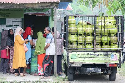 Warga miskin antre untuk mendapatkan gas LPG 3 kilogram bersubsidi di salah satu pangkalan di Banda Aceh, Aceh, Rabu lalu.  ANTARA/Irwansyah Putra