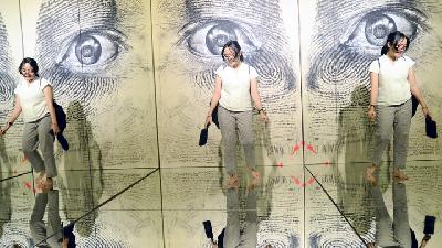 Pengunjung masuk ke kotak lukisan berjudul Sejuta Mata karya Sunaryo dalam Pameran bertajuk “Kontraksi: Pascatradisionalisme”. TEMPO/Nurdiansah