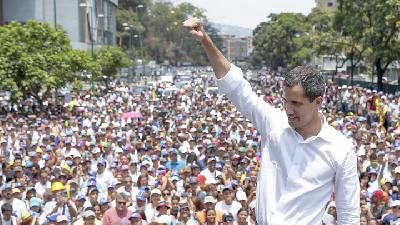 Juan Guaido dan pendukungnya di Karakas, 1 Mei lalu./ REUTERS/Carlos Garcia Rawlins