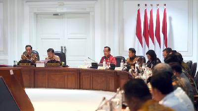 Presiden Joko Widodo (kiri) memimpin rapat terbatas membahas rencana pemindahan ibu kota, di Kantor Presiden, Jakarta, Senin, 29 April lalu. ANTARA