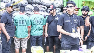 Personel Satuan Reserse Narkoba Kepolisian Resor Metropolitan Jakarta Barat saat gelar perkara kasus narkotik jaringan internasional./ANTARA/Muhammad 