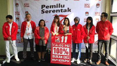 Ketua Umum Partai Solidaritas Indonesia Grace Natalie (tengah) bersama pengurus dan kader saat mendaftar di kantor Komisi Pemilihan Umum. TEMPO/Subekt