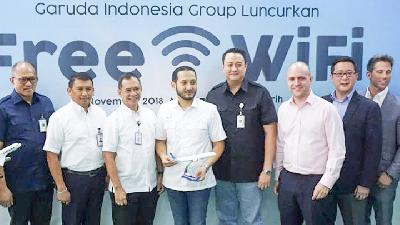 Presiden Direktur PT Mahata Aero Teknologi Muhamad Fitriansyah (keempat dari kiri) saat mengumumkan kerja sama peluncuran fasilitas free Wifi.
