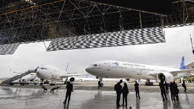 Airbus A330-300 (left) and Boeing 777-300ER aircraft at the Garuda Maintenance Facility AeroAsia, Tangerang, Banten, February 2016./TEMPO/Tony Hartawa