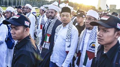 Bachtiar Nasir (berpeci hitam) mengikuti aksi 115 atau aksi bela Palestina di Lapangan Monas, Jakarta Pusat, 11 Mei 2018./ TEMPO/Fakhri Hermansyah