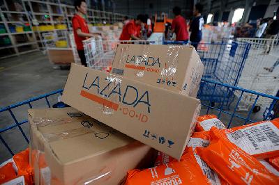 Gudang penyimpanan barang toko online Lazada di Cimanggis, Depok, Jawa Bara. [TEMPO/Tony Hartawan; TH2017121215]