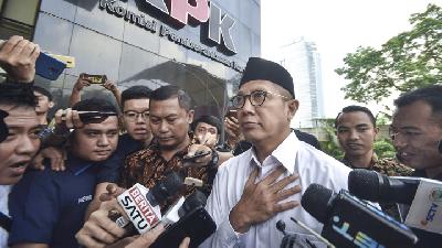 Religious Affairs Minister Lukman Hakim Saifuddin at the KPK Building, Jakarta, May 9. TEMPO/Imam Sukamto