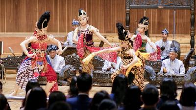 Gamelan Sarioneng Parakan mengiringi penari dari Sanggar Tari Darma Giri Budaya Wonogiri, dalam perayaan 130 tahun Kampung Jawa di Paris.             