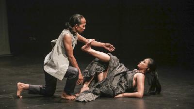Gladi resik tari Orfeus karya Melati Suryodarmo dan Goenawan Mohamad di Teater Salihara, Jakarta, 10 Mei 2019. TEMPO/M Taufan Rengganis