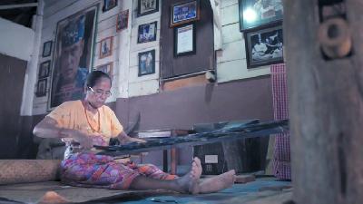 Aktivitas seorang ibu rumah tangga dalam The Woven Path: Perempuan Tana Humba. Dok Tanakhir Films