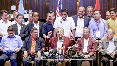 Jumpa pers Mahathir Mohamad dan para politikus Pakatan Harapan menanggapi hasil pemilihan umum Malaysia, Mei 2018./ REUTERS/Lai Seng Sin