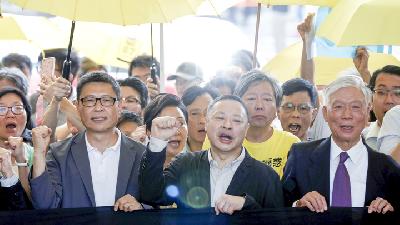 Chan Kin-man (kiri depan), Benny Tai Yiu-ting, dan Chu Yiu-ming tiba di pengadilan Hong Kong, 24 April 2019./REUTERS/Tyrone Siu
