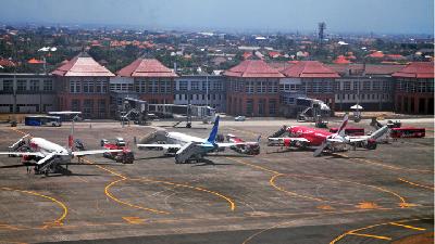 Deretan pesawat Lion Air, Garuda Indonesia, dan AirAsia di Bandar Udara Internasional Ngurah Rai, Bali./ TEMPO/Gunawan Wicaksono