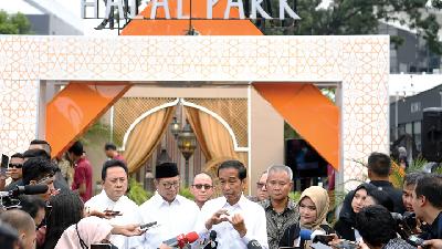 Presiden Joko Widodo setelah meresmikan Halal Park di kawasan Stadion Utama Gelora Bung Karno, Jakarta, 16 April lalu./ANTARA/Puspa Perwitasari