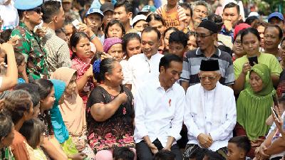 Pasangan presiden dan wakil presiden terpilih Joko Widodo dan Ma’ruf Amin ber­kunjung ke Kampung Deret, Johar Baru, Jakarta Pusat, 21 Mei 2019. 