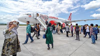 Tourists at Zainuddin Abdul Madjid Airport in Praya, Central Lombok, West Nusa Tenggara, May 2./ ANTARA/Ahmad Subaidi