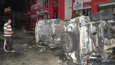 Bangkai mobil yang rusak akibat kerusuhan di Lembaga Pemasyarakatan Narkotika Kelas III Langkat, Sumatera Utara, 16 Mei 2019./ ANTARA/Irsan Mulyadi